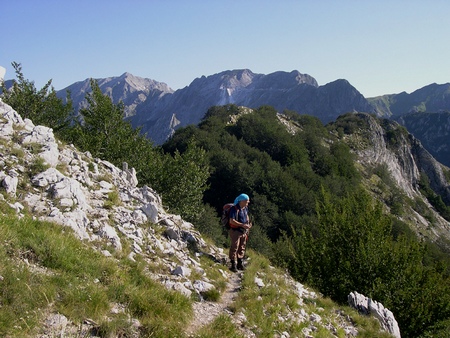 Salendo il 143, sfondo Pelato e secondo piano Tambura, Sella, Macina