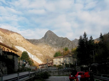 Arni, dal parcheggio, sfondo M.Macina