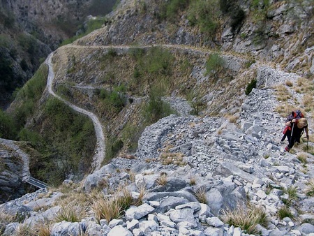 Salendo sul 166, in basso la via Vandelli