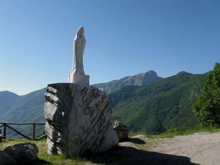 Parcheggio di Campocatino, sfondo monte Sumbra