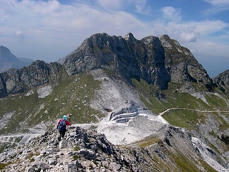 Il passo della Focolaccia, scendendo dalla Tambura, sfondo monte Cavallo