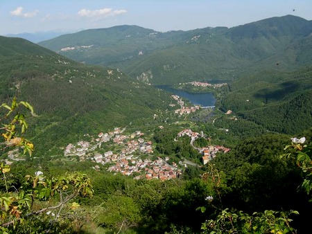 I due paesi di Vagli con il lago visti da Campocatino