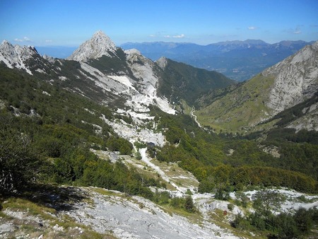 Val Serenaia, sullo sfondo il Pisanino