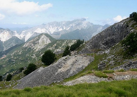 cave Granaiola viste dal sent.33, sullo sfondo il monte di Antona e il Sagro