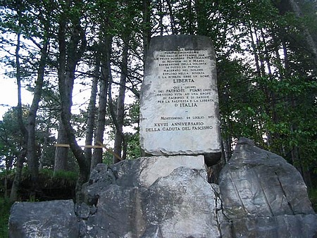 il monumento in marmo dedicato alla guerra di liberazione, situato alla Foce del Campaccio (Pasquilio)