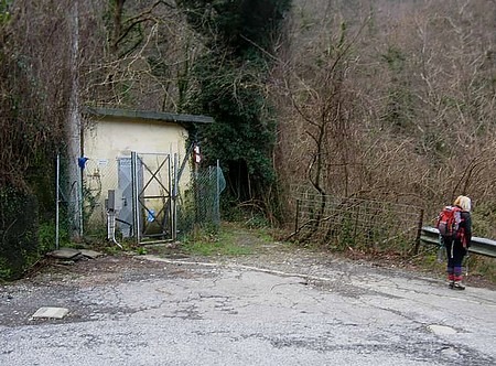 L'inizio del sentiero, presso la captazione d'acqua