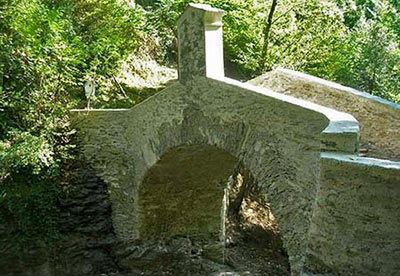 Il ponte restaurato con l’edicola