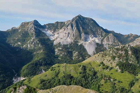 il monte Altissimo visto dal sentiero 144 sopra Arni. Questo è il versante settentrionale dilaniato dalle cave: a dx le cave settentrionali e a sx quelle del Fondone.