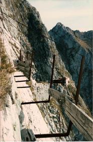 il sentiero dei Tavoloni, dai Colonnoni (foto del 1986) al centro verso destra la cava della Tacca Bianca.