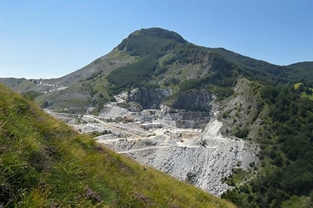il Borla (versante nord-est) visto dal sentiero 39, in primo piano, sono ben evidenti le cave di Fratteta con il ravaneto