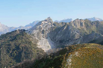 dal monte Folgorito: quello che rimane del monte Carchio, a sx il ravaneto tagliato dal sentiero per il Folgorito 