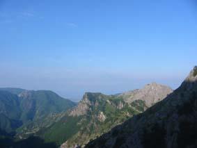 il monte Castagnolo al centro, a destra il Monte della Mandriola.