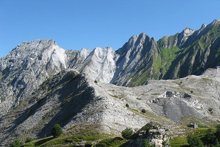 la vetta erbosa: in primo piano il monte della Mandriola, sullo sfondo da sx: Grondilice, Contrario e primo tratto del Cavallo.