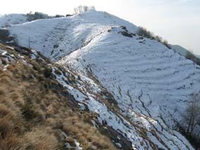 il monte coperto di neve visto dall’intaglio ala base della Cresta ella Mandriola