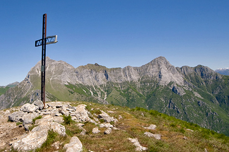 la croce sommitale e panorama sul gruppo delle Panie