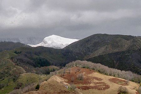  il monte Croce innevato (al centro della foto) visto dal sentiero per il monte Prana.