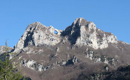 il monte Forato visto da Pruno, a dx la vetta maggiore