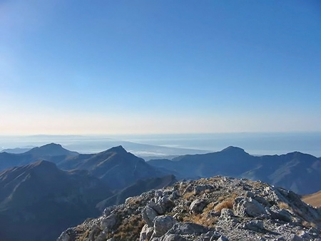 dalla vetta della Pania Secca: il Gabberi è a destra, all’estrema destra c’è il monte Lieto.