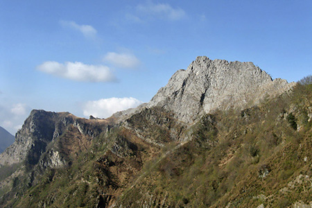 il monte della Mandriola visto dal sentiero 170 per la foce della Vettolina, a sx il M. Castagnolo erboso mentre a dx la rocciosa cresta della Mandriola.