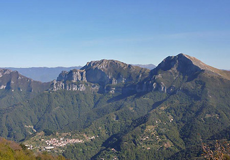 dalla vetta del Monte Gabberi, da sx Procinto, Nona e Matanna.
