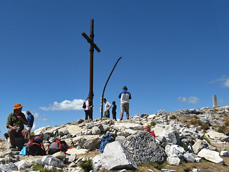 la Croce accanto ai resti di quella vecchia