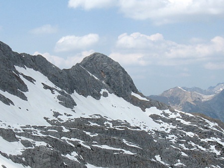 la vetta (parete est) vista dall’inizio alto della Borra di Canala in inverno con la ben evidente frana rocciosa con il suo colore rossastro a metà immagine