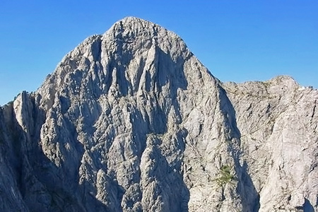 la parete nord vista dal sentiero 181 per Foce Siggioli (la foto non mostra come la parete si prolunghi arditamente verso il basso)