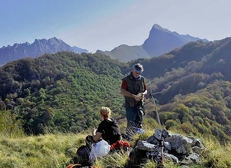 la vetta della Rocca, sullo sfondo a sx il Sagro e a dx la cresta Garnerone