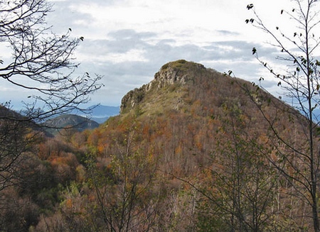 la vetta vista dalla Torre di Monzone, sullo sfondo il mare, a dx l’isola Palmaria