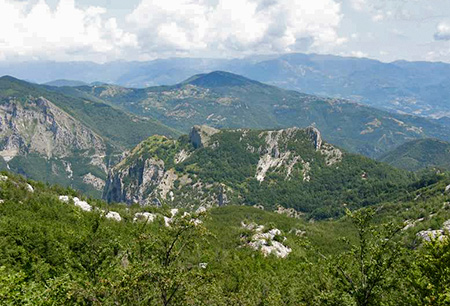 il massiccio del Monte Rovaio visto dal sentiero 7 in direzione del Rifugio Rossi: all’estrema sinistra è la vetta 1060 metri, a destra la cresta sommitale che si alza al Nome del Gesù