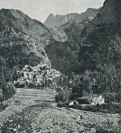 un’immagine del borgo di Equi all’inizio del 1900.