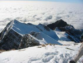 dalla vetta del Sagro: lo Spallone emerge da un mare di nuvole ricoperto dalla neve