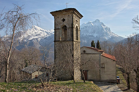 chiesa di S. Giacomo, nello sfondo il Pizzo delle Saette