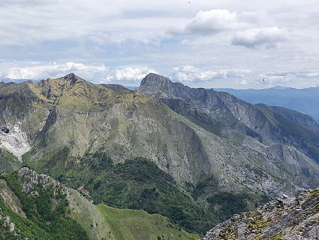 il Sumbra, al centro della foto, visto dalla vetta dell’Altissimo, dietro il monte Fiocca.