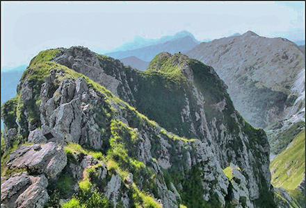 la Tambura vista dalla cima del Pisanino, sullo sfondo, a sinistra, il gruppo delle Panie.