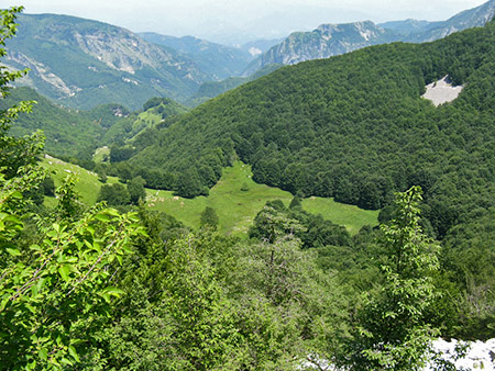 il Padule visto dal sentiero 129 poco dopo Fociomboli. Il Freddone (che non si vede) rimane alla sinistra della fotografia mentre il Corchia è dietro al fotografo. Sullo sfondo a sinistra le ultime pendici del Sumbra e al centro, verso destra, il monte Rovaio.