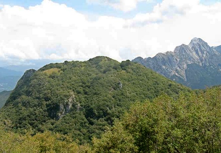 la vetta della Torre vista salendo alla vicina Rocca di Tenerano, sullo sfondo a dx il Pizzo d’Uccello.