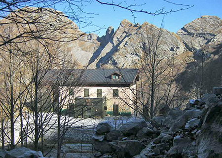il rifugio Orto di Donna in inverno, sullo sfondo il Pisanino